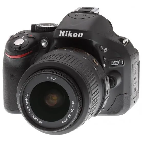NIKON 5200 CAMERA